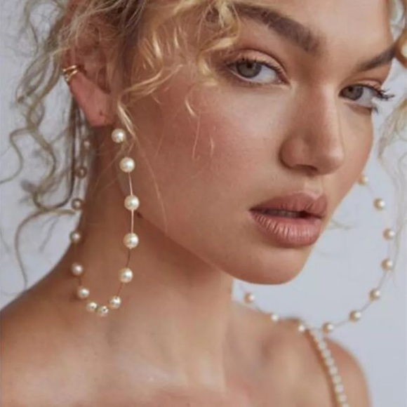 Jewelry - RESTOCKED New Pearl gold hoop earrings